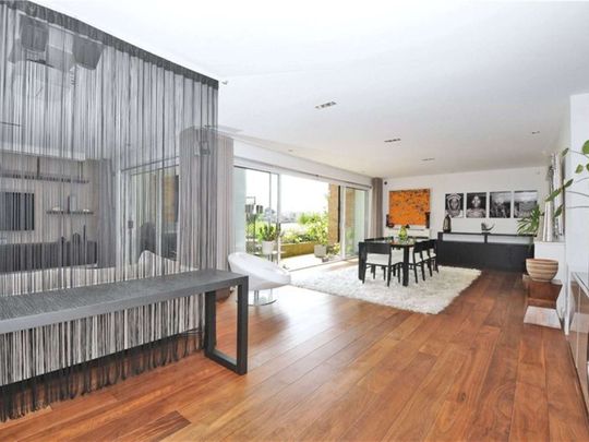 A beautifully appointed three double bedroom apartment, situated on the 1st floor of this fine development, located in central Wapping. - Photo 1