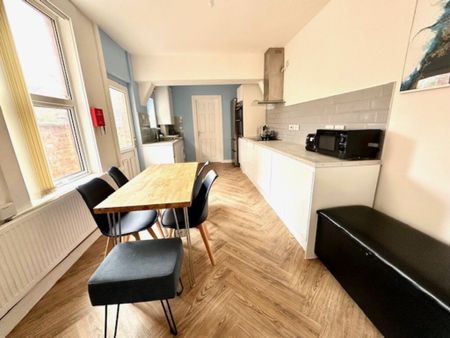 5 Bed Student Accommodation - Photo 5