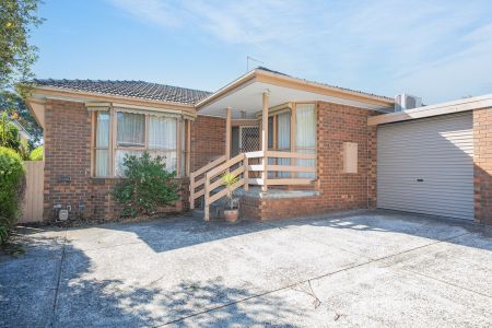 Convenient and Spacious Family Home in Glen Waverley - Photo 5
