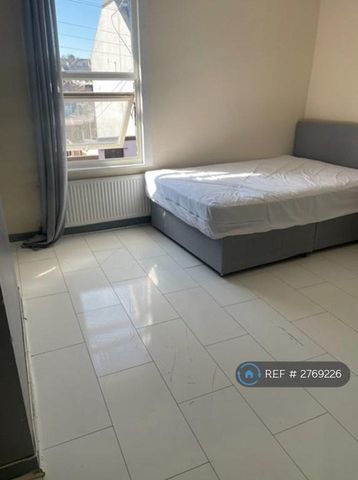 1 bedroom in a flat share to rent - Photo 3