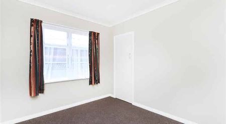 FEILDING - 3 BEDROOMS - Photo 2