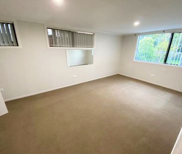 NEW WINDSOR, 4 BEDROOMS - Photo 2