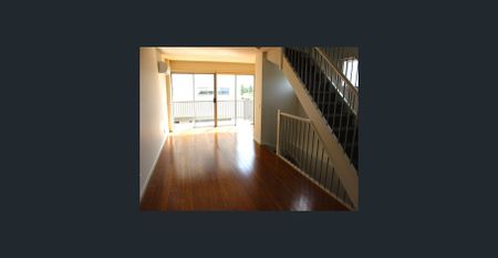 Bright, Fresh, Stunning Townhouse with Open Plan living! - Photo 3