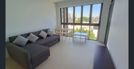 Generously sized 3-BED apartment, ** fully furnished ** - Photo 2