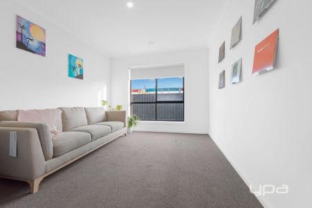 PERFECT FAMILY HOME! - Photo 3