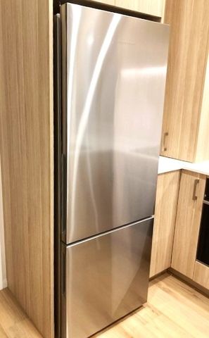 Sunny New Modern living. - Photo 5