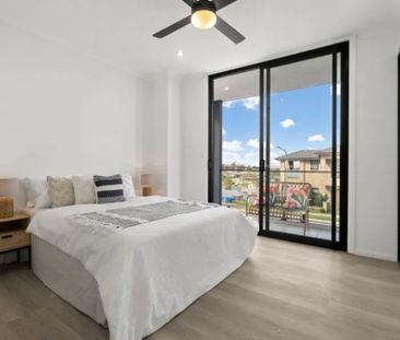 Modern & Sophisticated Home - Photo 5