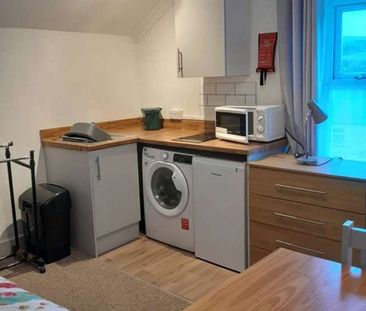 Room in a Shared House, High Street Room 5 - Photo 6