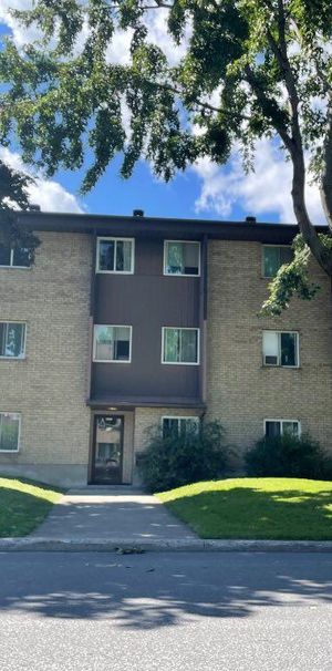 LONGUEUIL 4 1/2 2e étage a louer pres services et transport - Photo 1