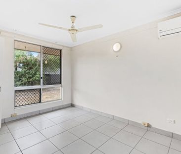 SPACIOUS HOME WITH LARGE FENCED YARD – CONVENIENT LOCATION! - Photo 3