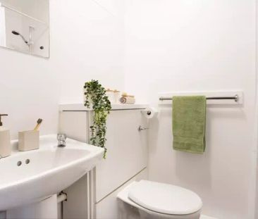 Extra Large Standard Single Ensuite - Photo 3