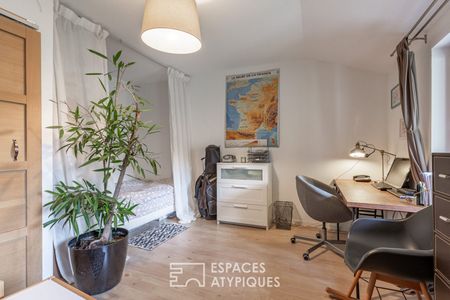 Ecole réhabilitée en maison style loft avec jardin - Photo 5