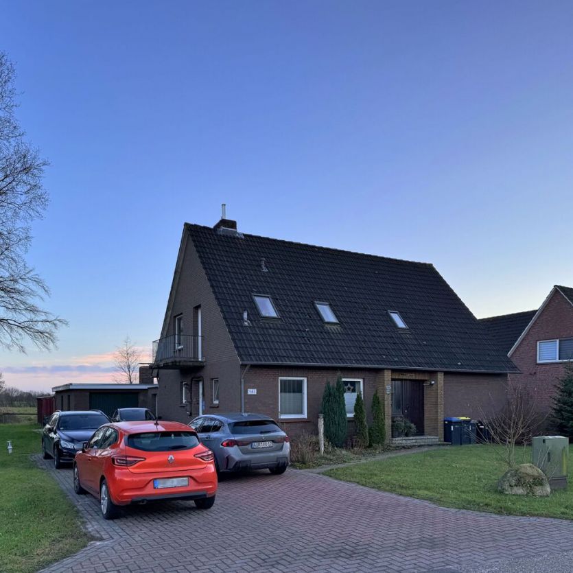 Charmante Dachgeschosswohnung mit Einbauküche, Balkon und Terrasse in ruhiger Lage von Großefehn - Photo 1