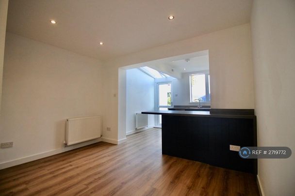 2 bedroom end of terrace house to rent - Photo 1