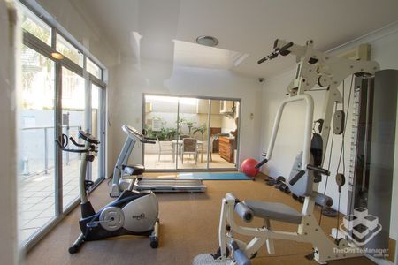 Spacious Apartment in a Peaceful Leafy Setting – Prime Ashgrove Location - Photo 4
