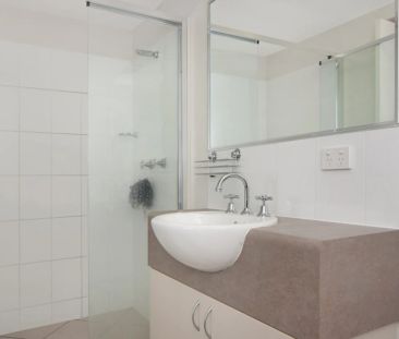 Modern unfurnished apartment close to the CBD - Photo 6