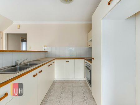 2 BEDROOM TOWNHOUSE WITH COURTYARD MAINTENANCE INCLUDED! - Photo 4