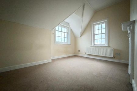 High Street - Photo 2