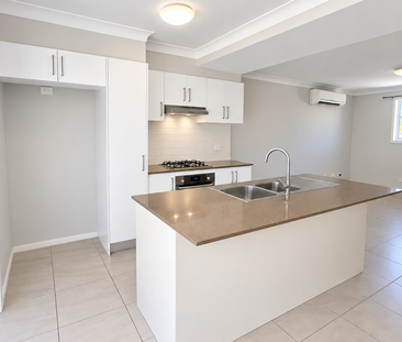 BRIGHT AND AIRY TOWNHOUSE! - Photo 4