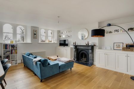 2 Bed Flat - Photo 2