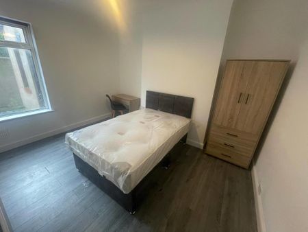 4 bedroom end of terrace house to rent - Photo 4