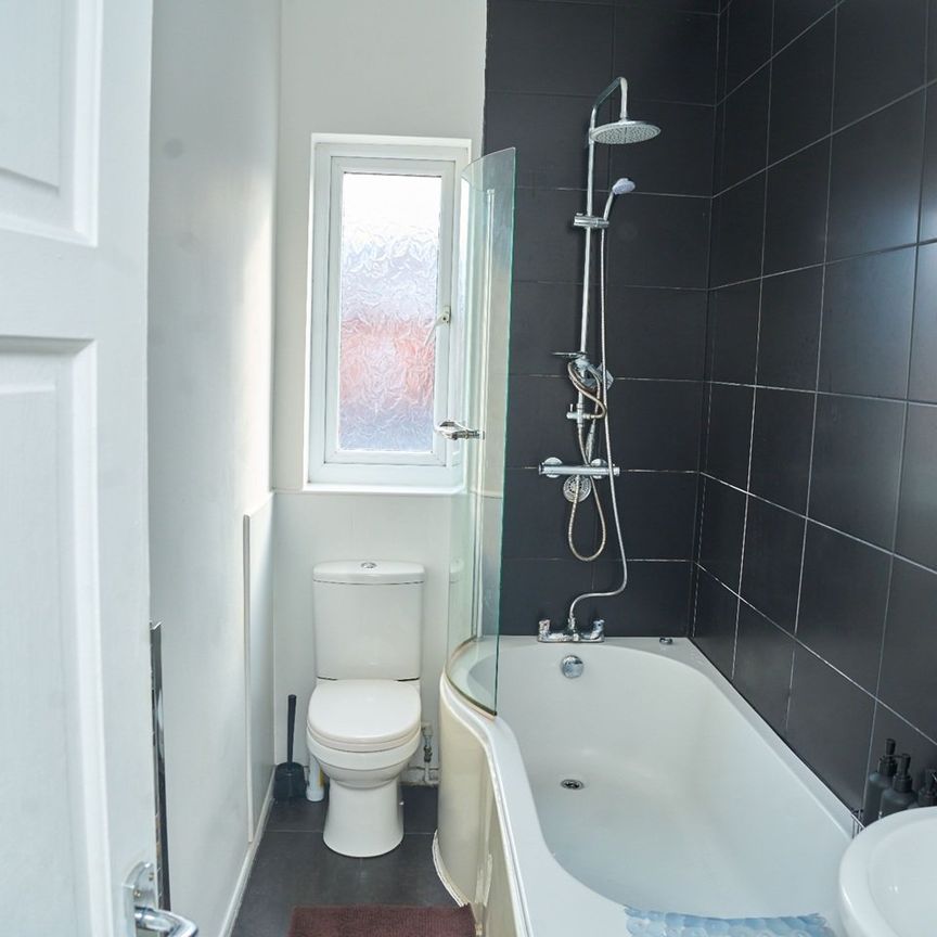 Room in a Shared House, Manchester, M40 - Photo 1