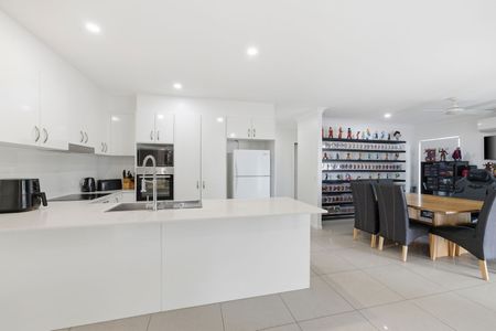 Stylish Family Living in a Prime Baringa Location - Photo 2