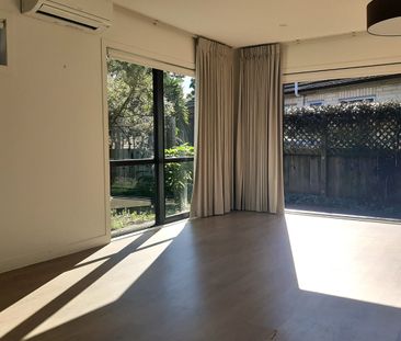 Lovely Townhouse in Point England - Photo 2