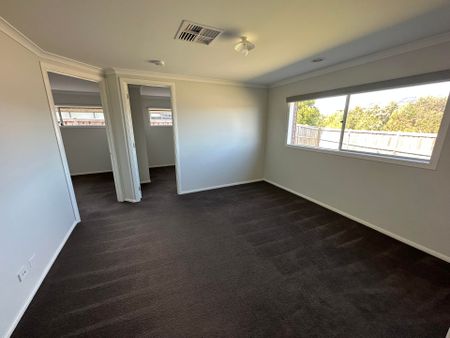 Large 4 Bedroom Home in Cranbourne West - Photo 4