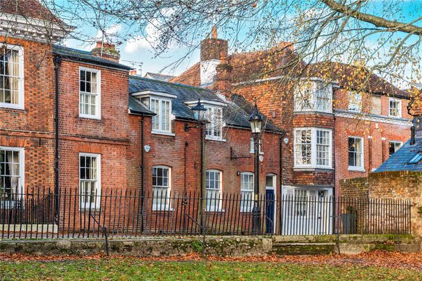 Elegant ground-floor one-bedroom apartment with Cathedral views. - Photo 1