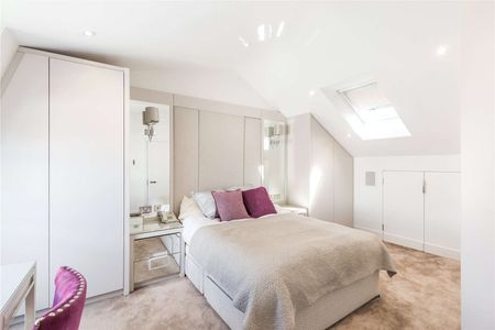 Four bedroom town house in a private gated close in the heart of St. John's Wood - Photo 5