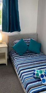 A Stylish House Share for Professionals - Photo 3