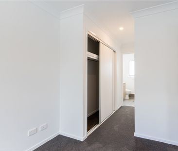 Near New LUXURY 3 BEDROOM TOWNHOUSE WITH DUCTED AIR CONDITIONING - Photo 5