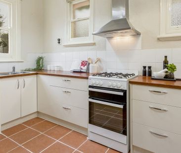 Gracefully Versatile, Unbeatable Locale - Photo 6