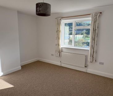 Third Avenue, Dursley - Photo 2