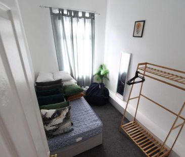 4 bedroom terraced house to rent - Photo 3