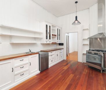 LARGE CHARACTER HOME - WINDSOR STATE SCHOOL CATCHMENT - Photo 2