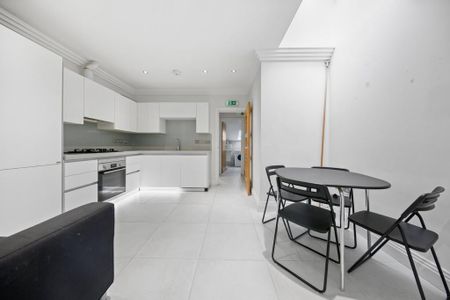 4 bedroom mews to rent - Photo 2