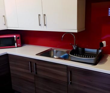 5 Bed 2 Bath - Photo 3