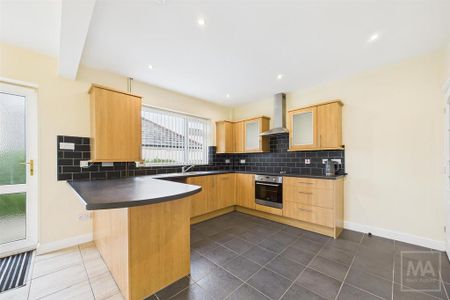 3 bedroom detached bungalow to rent - Photo 4