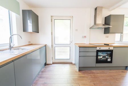 3 bedroom semi-detached house to rent - Photo 5