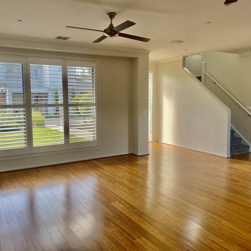 Modern designed three bedroom home - Photo 1