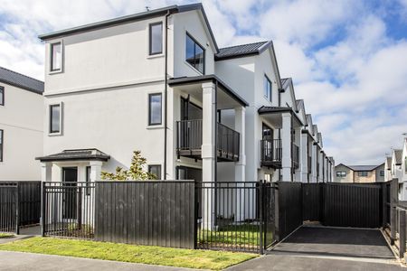 Stylish Riccarton Townhouse in Prime Location with Parking - Photo 2