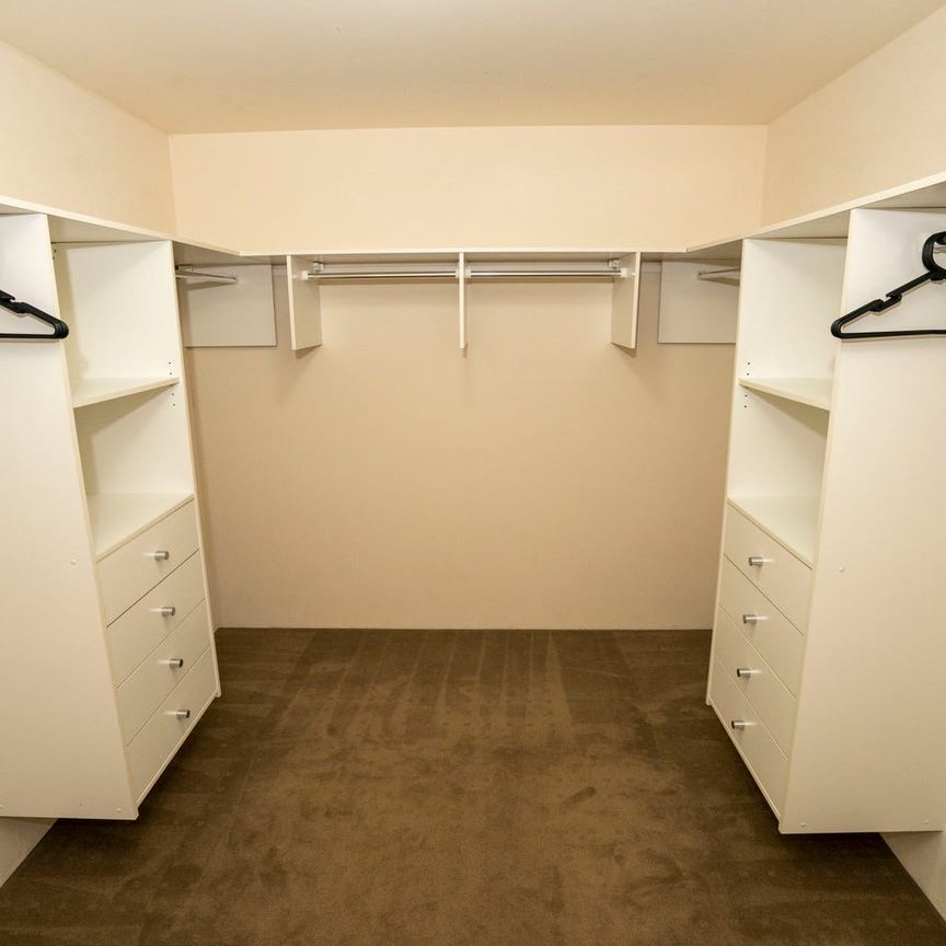 Fully Furnished Multi level house in gated golf course community - Photo 1