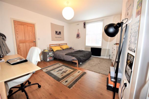 2 bedroom House in Hyde Park, Leeds - Photo 1