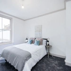 2 bedroom flat in London - Photo 3