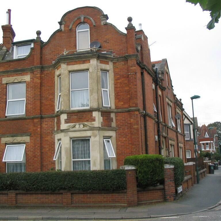 1 bed flat to rent in The Crescent, Bournemouth, BH1 - Photo 1