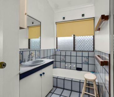 MASSIVE FAMILY HOME WITH A POOL - Photo 5