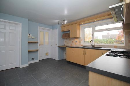 5 bedroom semi-detached house to rent - Photo 2