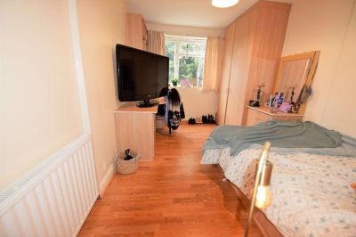 3 bedroom Flat in St Annes Road, Leeds - Photo 5